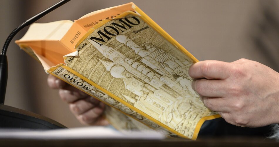 Momo von Michael Ende | © Philipp Gülland Buch "Momo" von Michael Ende bei einer Lesung | © Philipp Gülland