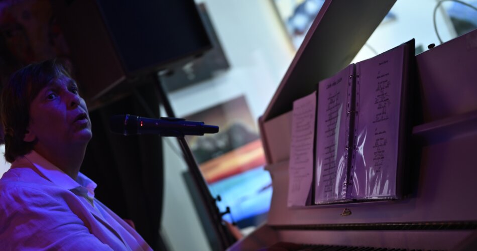 Valerians Kleinkunst-Varieté | © Philipp Gülland Blick auf Valerian beim Klavier spielen in Valerians Kleinkunst-Varieté | © Philipp Gülland