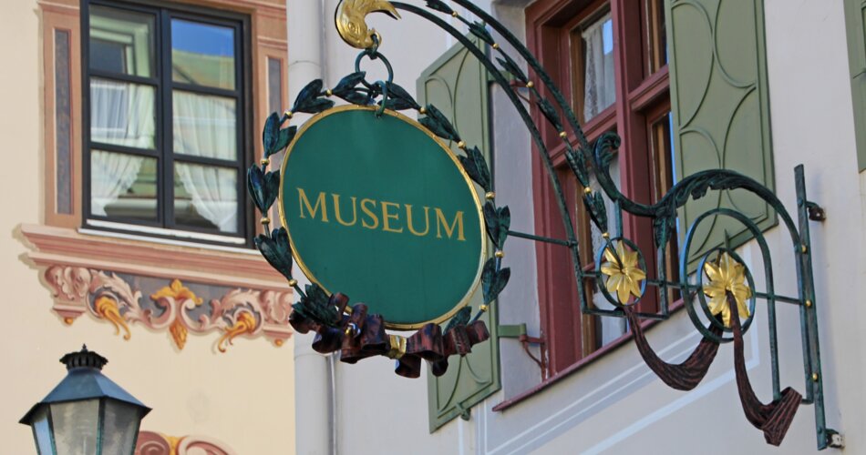 Museum Werdenfels in der historischen Ludwigstraße | © GaPa Tourismus GmbH/ Martin Gulbe Blick auf das Museumsschild des Museum Werdenfels in der historischen Ludwigstraße Garmisch-Partenkirchen | © GaPa Tourismus GmbH/ Martin Gulbe