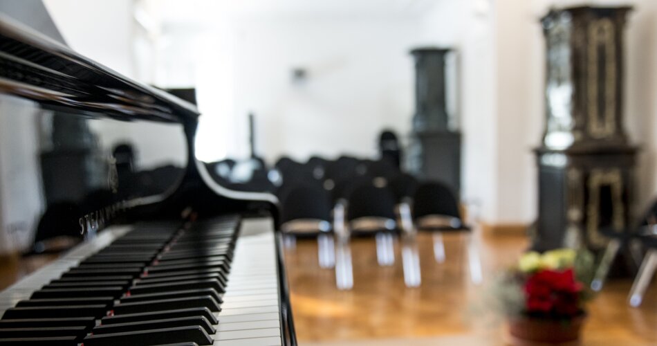 Konzertsaal im Richard Strauss Institut | © Kirsten Luna Sonnemann Blick auf einen Flügel im Konzertsaal des Richard Strauss Instituts in Garmisch-Partenkirchen | © Kirsten Luna Sonnemann