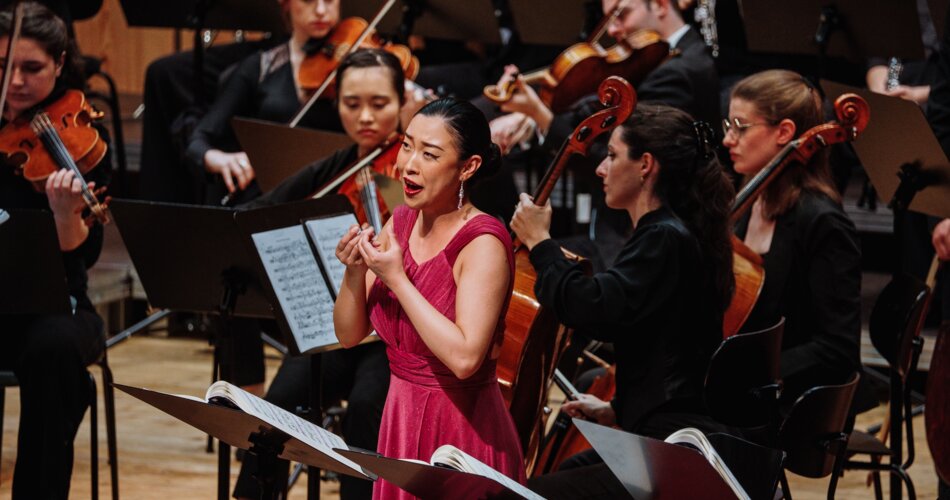 Sängerin bei den Richard-Strauss-Tagen | © Wolfgang Ehn Blick auf eine Sängerin bei einem Auftritt während der Richard-Strauss-Tage | © Wolfgang Ehn