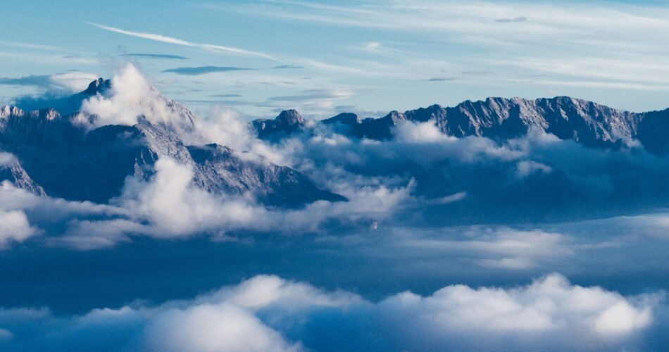 Header Richard-Strauss-Tage 2025 | © Kriner-Weiermann Berggipfel Werdenfelser Land  - über den Wolken | © Kriner-Weiermann