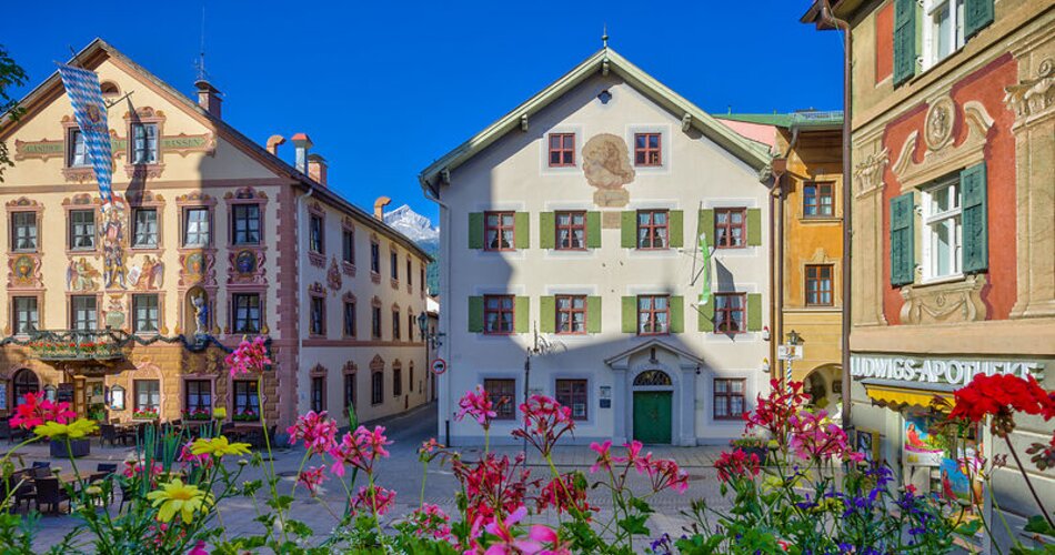 Ludwigstraße in Partenkirchen | © GaPa Tourismus GmbH/ Marc Hohenleitner Blick auf die historische Ludwigstraße mit Blumenbeet im Vordergrund | © GaPa Tourismus GmbH/ Marc Hohenleitner