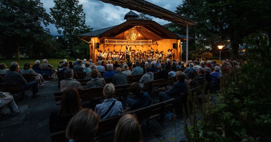 Kurkonzert der Musikkapelle Partenkirchen | © Wolfgang Ehn Blick auf das Publikum und die Bühne bei einem Kurkonzert der Musikkapelle Partenkirchen | © Wolfgang Ehn