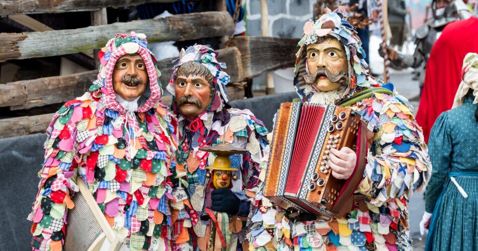 Maschkera | © Ferdinand Brunnenmeyer Blick auf traditonelle Maschkera bei einem Faschingsumzug | © Ferdinand Brunnenmeyer