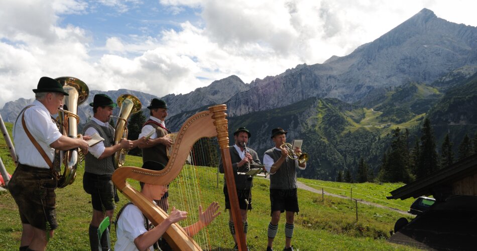 Almsingen an der Kreuzalm  | © Markt Garmisch-Partenkirchen/Ferdinand Brunnenmayer Blick auf Trachtler beim Almsingen an der Kreuzalm Garmisch-Partenkirchen | © Markt Garmisch-Partenkirchen/Ferdinand Brunnenmayer
