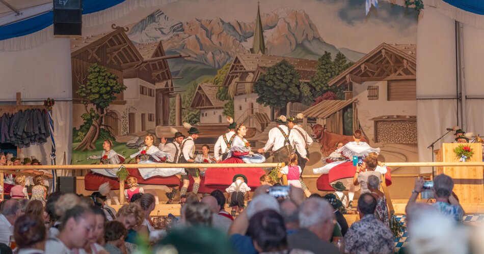 Festwoche Partenkirchen | © Rosina Maria Karg Blick auf einen traditionellen bayerischen Tanz bei der Festwoche Partenkirchen | © Rosina Maria Karg