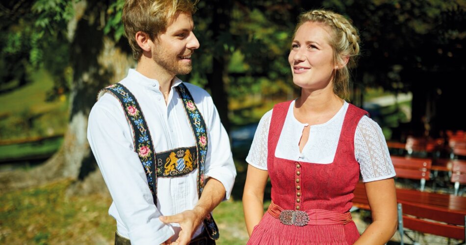 Paar in Tracht | © GaPa Tourismus GmbH/Christian Stadler Blick auf ein Paar in bayerischer Tracht | © GaPa Tourismus GmbH/Christian Stadler