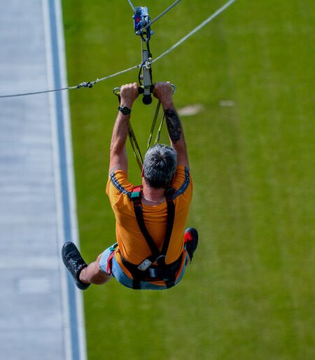Blick auf Mann beim Flying Fox Abenteuer in Garmisch-Partenkirchen