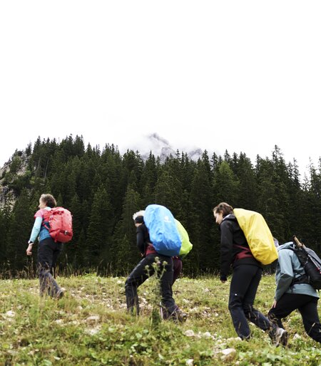 Blick auf Wandergruppe beim AlpenTestival 2023 | © GaPa Tourismus GmbH/ fendstudios.com