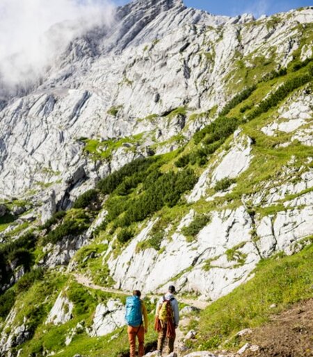 Blick auf Paar beim Wandern am Osterfelderkopf mit Alpspitze im Hintergrund | © GaPa Tourismus GmbH/Christian Stadler