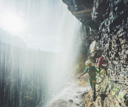 Blick auf Paar beim Klettern an einem Wasserfall in der Natur in der Zugspitz Arena Bayern Tirol | © Zugspitz Arena Bayern Tirol/ C. Jorda