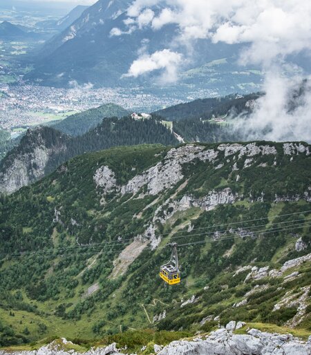 Blick auf die Alpspitzbahn mit Blick auf Garmisch-Partenkirchen | © GaPa Tourismus GmbH/ Roadtrip the World