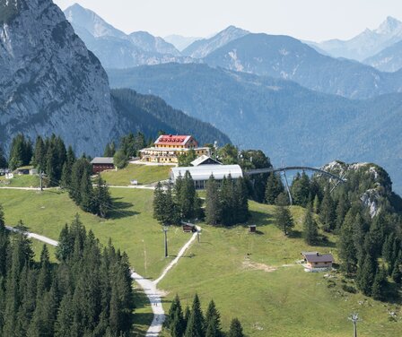 Blick auf die Kreuzeckbahn Bergstation und Kreuzeckhaus | © GaPa Tourismus GmbH/ Roadtrip the World