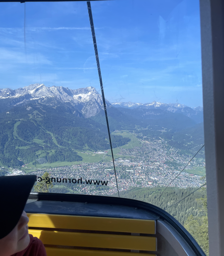 Blick aus der Gondel der Wankbahn auf das Panorama von Garmisch-Partenkirchen | © GaPa Tourismus GmbH