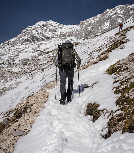 Blick auf Mann bei der Wanderung auf die Zugspitze über das Reintal | © GaPa Tourismus GmbH/ Roadtrip the World