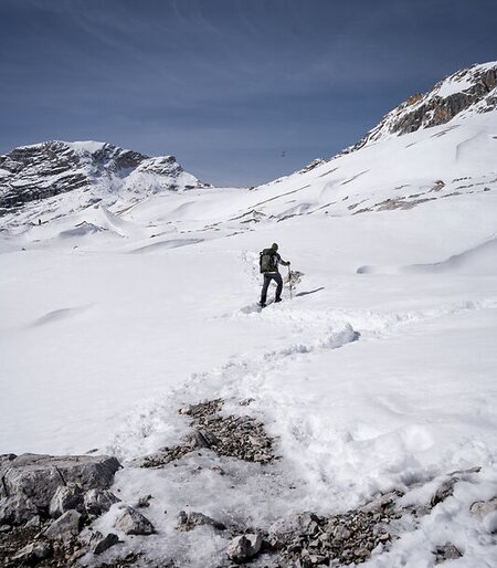 Blick auf Mann bei der Wanderung auf die Zugspitze über das Reintal | © GaPa Tourismus GmbH/ Roadtrip the World