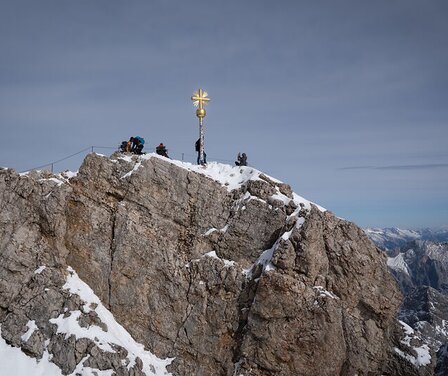 Blick auf das Gipfelkreuz der Zugspitze  | © GaPa Tourismus GmbH/ Roadtrip the World