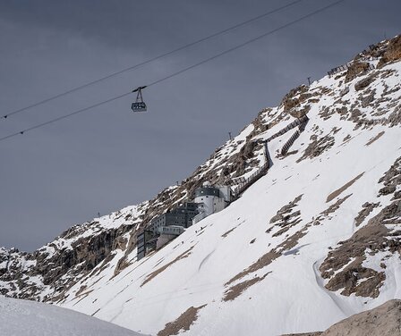Blick auf das Schneefernerhaus mit der Gletscherbahn | © GaPa Tourismus GmbH/ Roadtrip the World