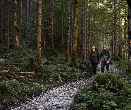 Blick auf Paar bei einer Wanderung durch den Wald im Reintal | © GaPa Tourismus GmbH/ Roadtrip the World