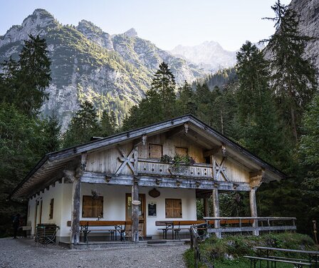 Blick auf die Bockhütte im Reintal in Garmisch-Partenkirchen | © GaPa Tourismus GmbH/ Roadtrip the World