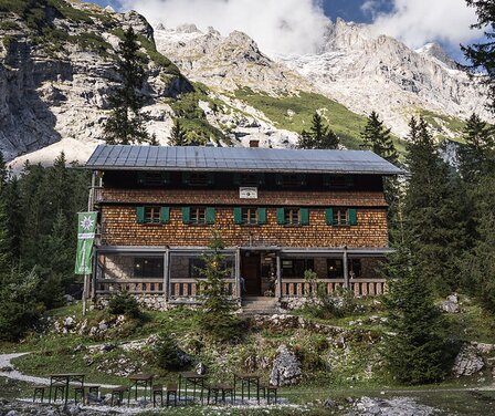 Blick auf die Reintalangerhütte im Reintal | © GaPa Tourismus GmbH/ Roadtrip the World