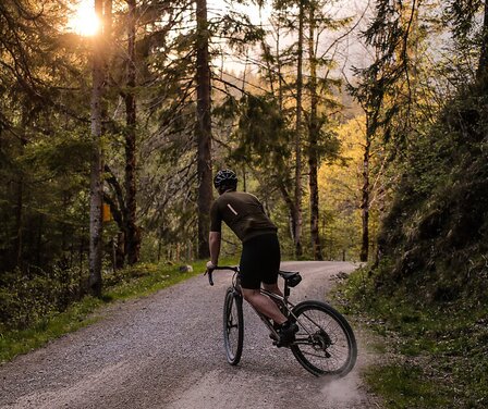 Blick auf einen Gravelbiker bei einer Gravelbike-Tour | © PAT:ART