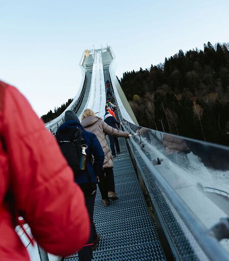Blick auf eine Gruppe bei einer Schanzenführung auf die Olympia Skisprungschanze | © GaPa Tourismus GmbH/ Laura Schmatz