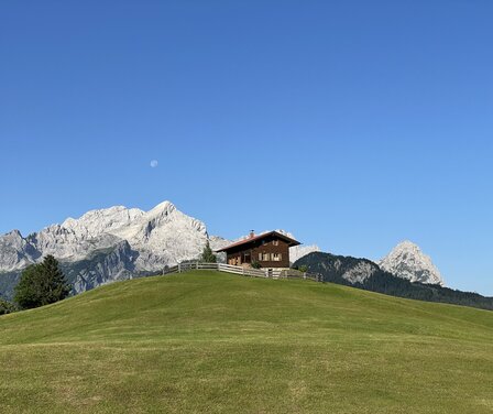Blick auf eine Hütte auf dem Eckbauer | © GaPa Tourismus GmbH