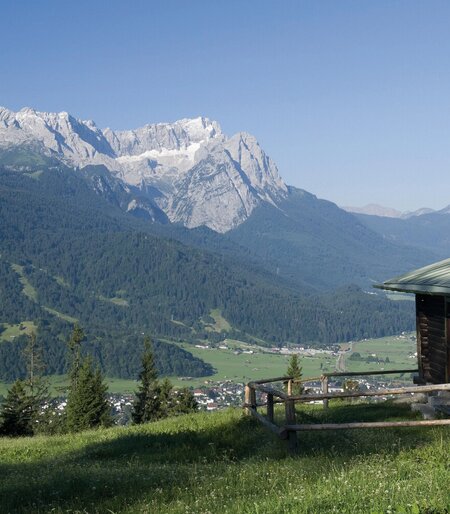 Blick auf die Eckenhütte am Wank mit Panoramablick auf die Berge | © GaPa Tourismus GmbH/Stefan Herbke