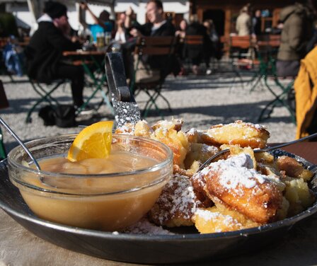 Blick auf Kaiserschmarrn bei Einkehr in der Kaiserschmarrnalm | © GaPa Tourismus GmbH/Roadtrip the World