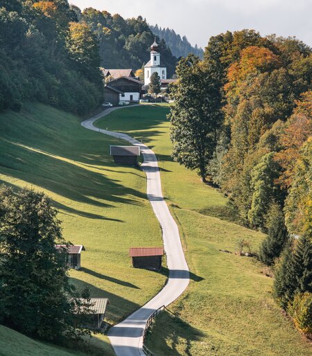 Blick auf das Kirchdorf Wamberg im Herbst | © GaPa Tourismus GmbH/Roadtrip the World