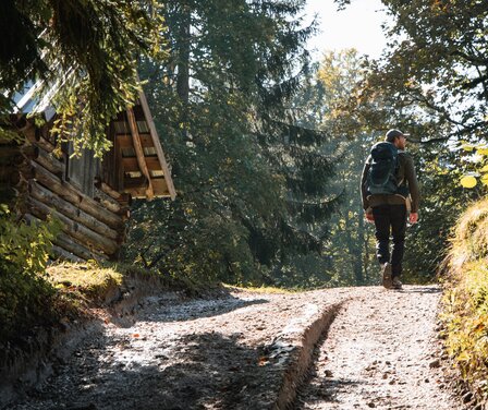 Blick auf Mann bei der Wanderung über Wamberg auf den Eckbauer | © GaPa Tourismus GmbH/Roadtrip the World