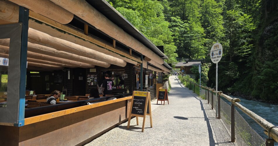 Blick auf die Pitznerhütte am Eingang der Partnachklamm | © Markt Garmisch-Partenkirchen