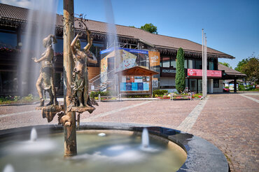 Blick auf das Kongresshaus in Garmisch-Partenkirchen mit Richard-Strauss-Brunnen im Vordergrund | © Marc Gilsdorf Fotografie