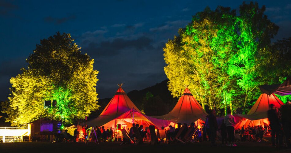 Blick auf Lagerfeuerkulisse beim AlpenTestival Garmisch-Partenkirchen | © Christian Stadler/stadlerphoto.com