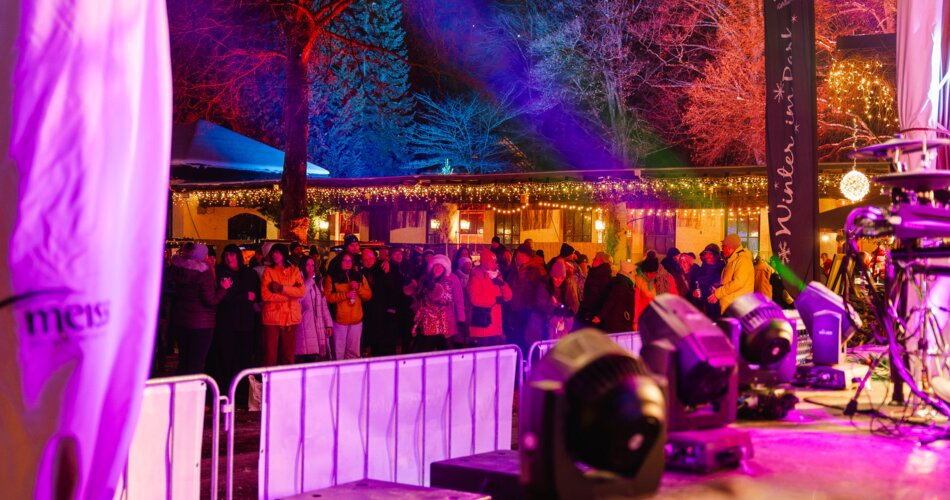 Blick auf Publikum in der Kurparkmuschel bei Winter im Park | © GaPa Tourismus GmbH/ Laura Schmatz