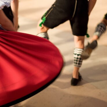 Blick auf tanzende Mitglieder des Trachtenvereins Garmisch | © GaPa Tourismus GmbH/Karsten Thielker