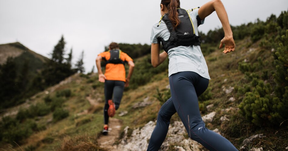 Blick auf zwei Trailrunner im Kramergebiet in Garmisch-Partenkirchen