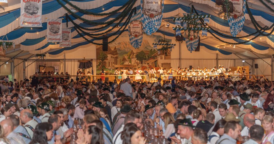 Festwoche Partenkirchen | © Rosina Maria Karg Blick in den Innenraum des Festzelts bei der Festwoche Partenkirchen | © Rosina Maria Karg