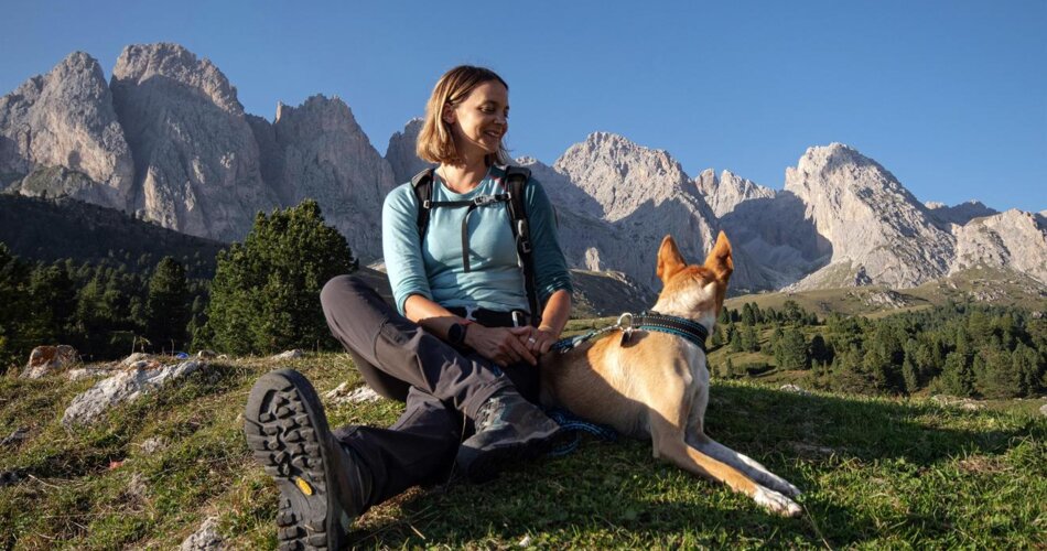 Blick auf Autorin Nadine Regel mit ihrem Hund Ralfi bei einer Wanderung an der Regensburger Hütte | © Ivan Goller