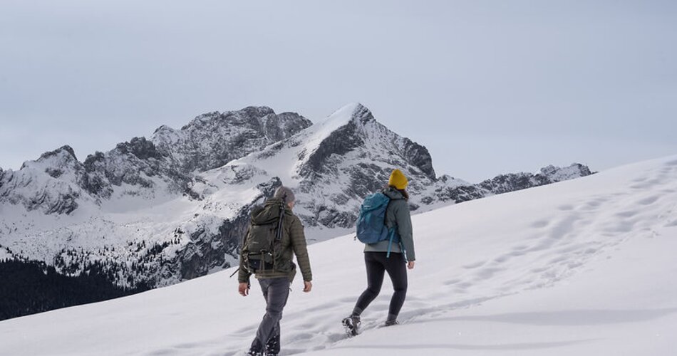 Zwei Personen wandern im Schnee | © GaPa Tourismus GmbH/Roadtrip the World