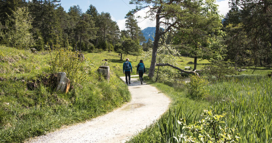Blick auf Wanderpaar am Kramerplateauweg | © GaPa Tourismus GmbH/Roadtrip the World