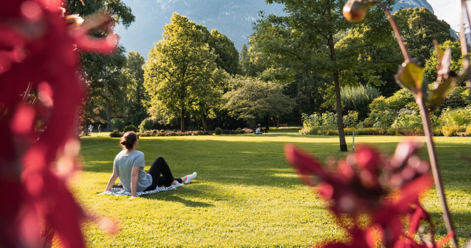 Blick auf Frau bei einer Pause im Michael-Ende-Kurpark in Garmisch-Partenkirchen | © GaPa Tourismus GmbH/ Roadtrip the World