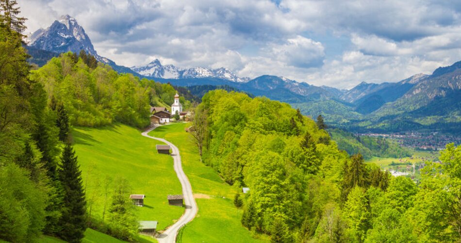 Kirchdorf Wamberg mit Blick auf Waxenstein | © GaPa Tourismus GmbH/Marc Hohenleitner