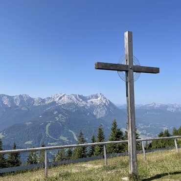Blick vom Gipfelkreuz am Wank auf Garmisch-Partenkirchen | © GaPa Tourismus GmbH/Barbara Tiefenbacher