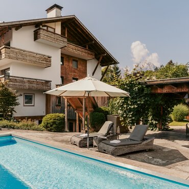 Garten mit Pool | © Staudacher Hof Blick in den Garten mit Außenpool im Hotel Staudacher Hof in Garmisch-Partenkirchen | © Staudacher Hof