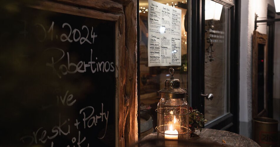 Blick auf den Eingang einer Bar im Ortsteil Garmisch | © GaPa Tourismus GmbH/Roadtrip the World