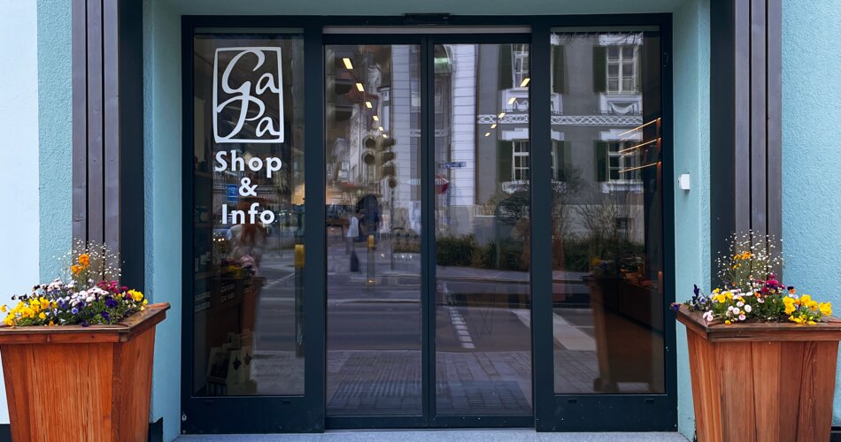 Blick auf den Eingang des GaPa Shops in Garmisch-Partenkirchen | © GaPa Tourismus GmbH