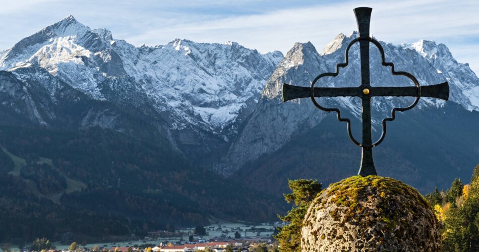 Kreuz mit Blick auf die Bergkulisse | © Andreas Vonzin